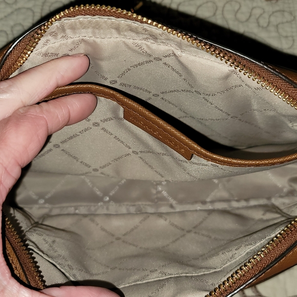 Michael Kors Jet Set Charm Large Crossbody - Picture 2 of 5